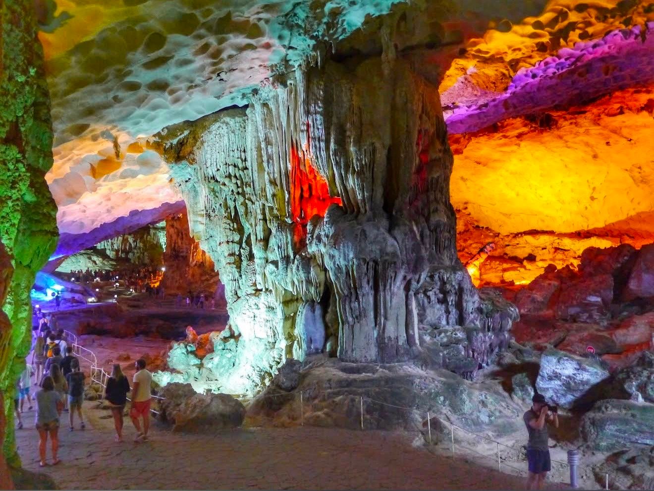 Hang Sửng Sốt (驚奇洞)
